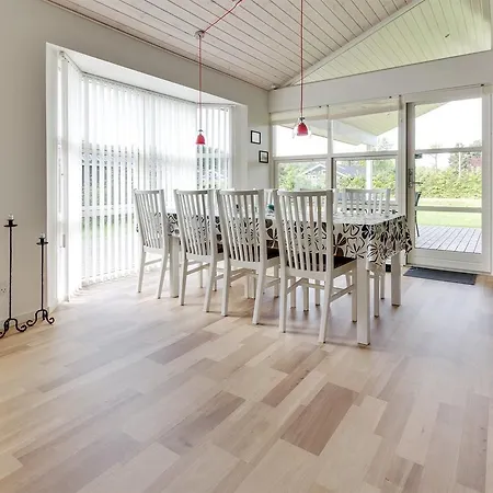 Three-bedroom Holiday In * Hals