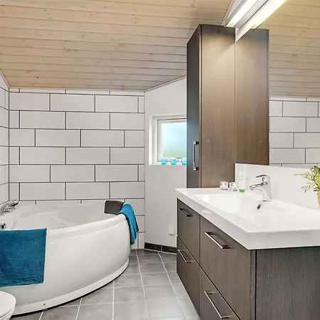 Three-bedroom Holiday In Hals